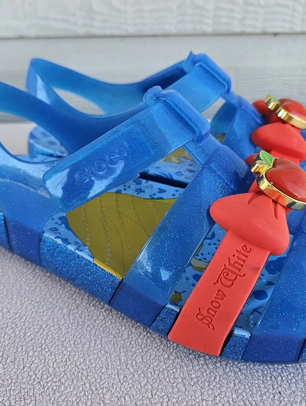 Crocs x Disney Isabella Sandals Snow White Youth SZ J2 Blue Hook & Loop